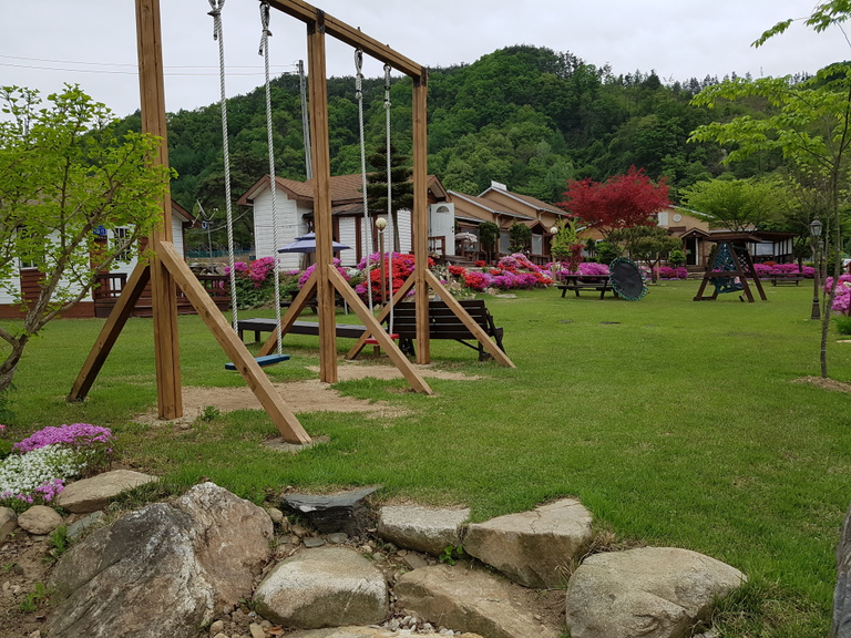 그네타며 이몽룡도 꼬셔보고...안넘어오면 방자라도  꼬셔보고..