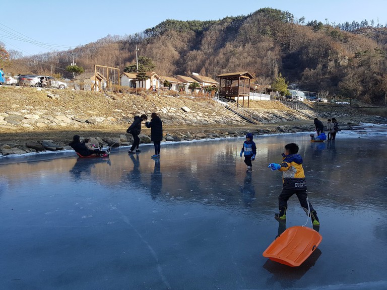 펜션 바로앞 계곡에서 신나는 얼음놀이